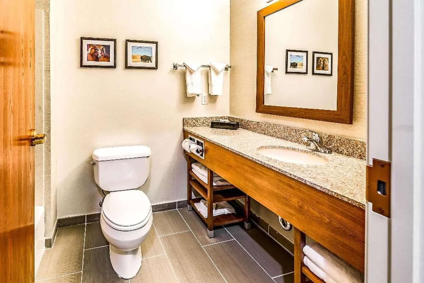 Comfort Inn & Suites Badezimmer