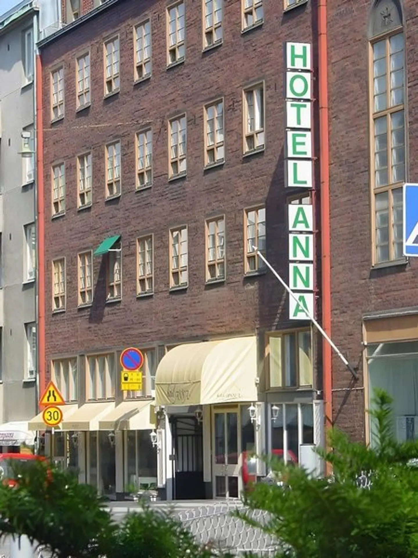 Anna EXTERIOR