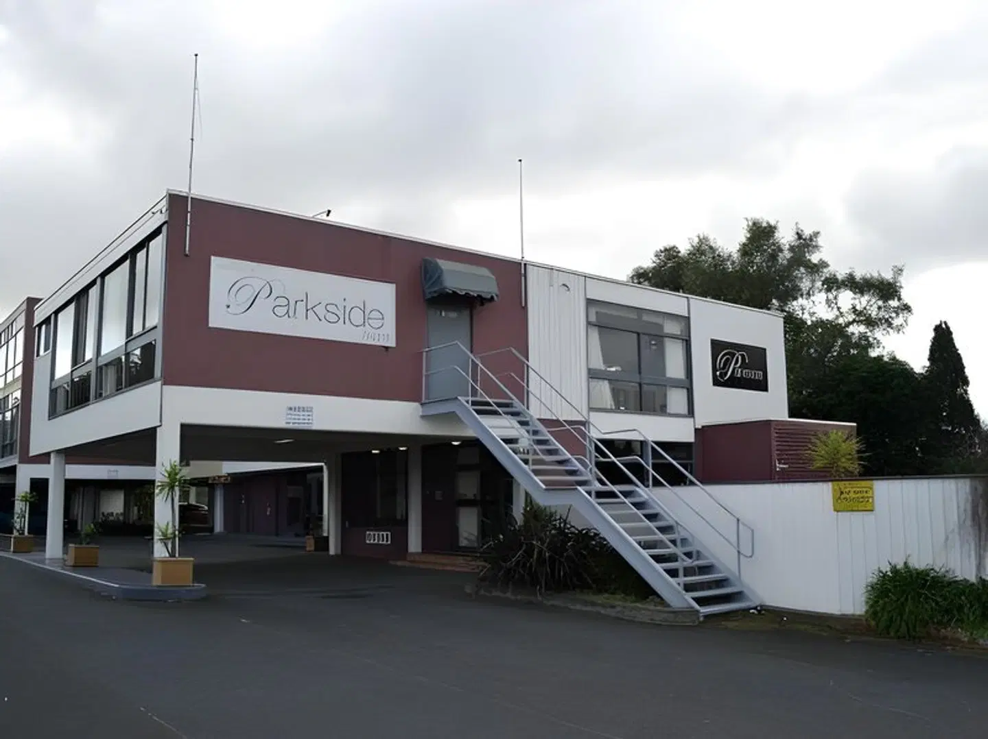 Parkside Motel EXTERIOR