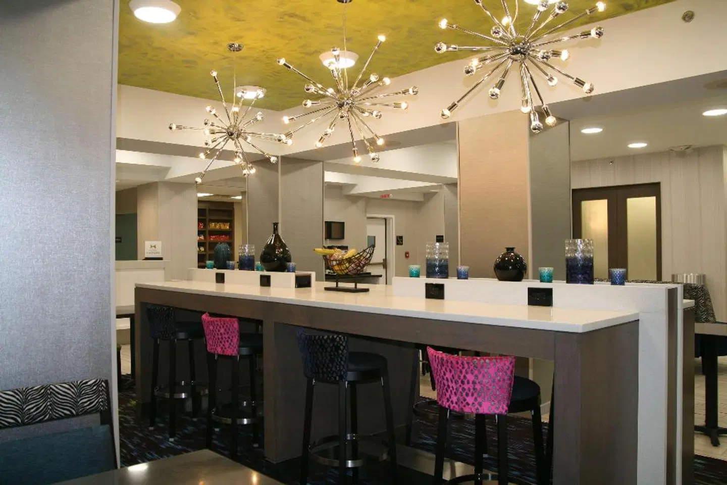 Hampton Inn & Suites Nashville-Airport Bar