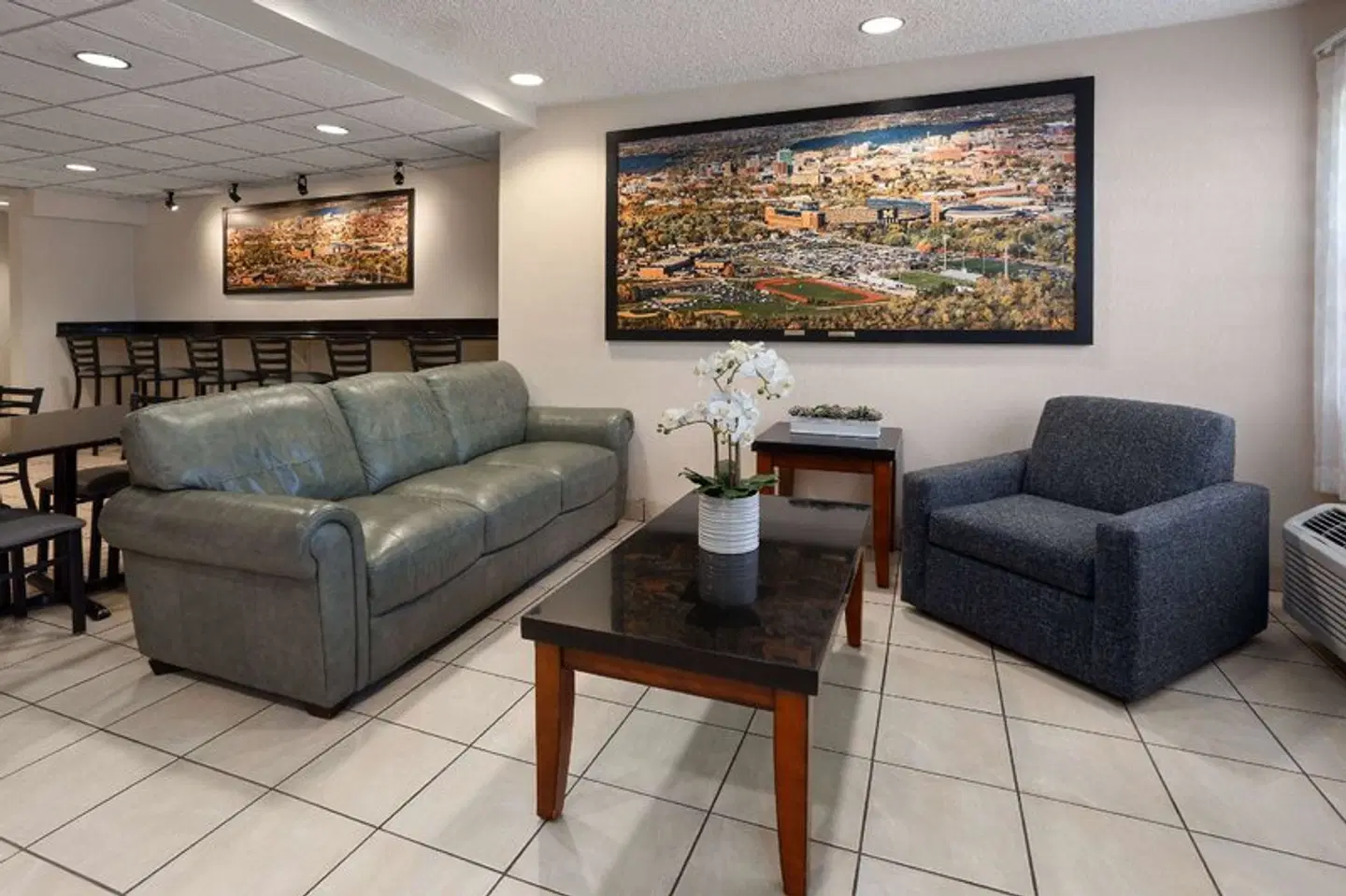 Microtel Inn & Suites by Wyndham Ann Arbor Bar