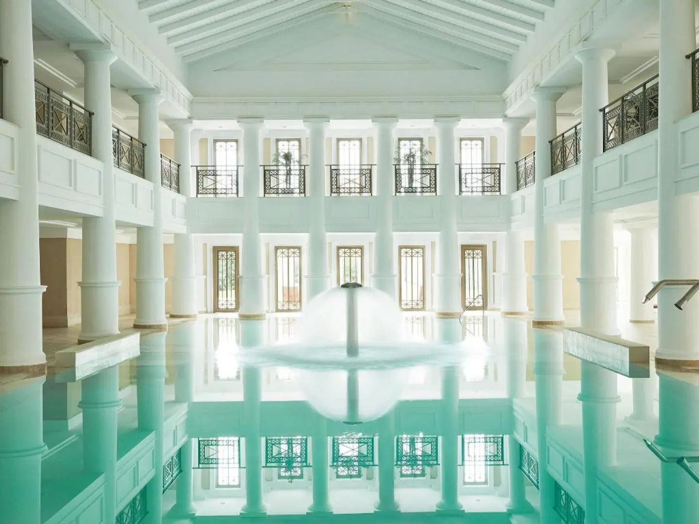 Grecotel LuxMe Palms Hallenbad