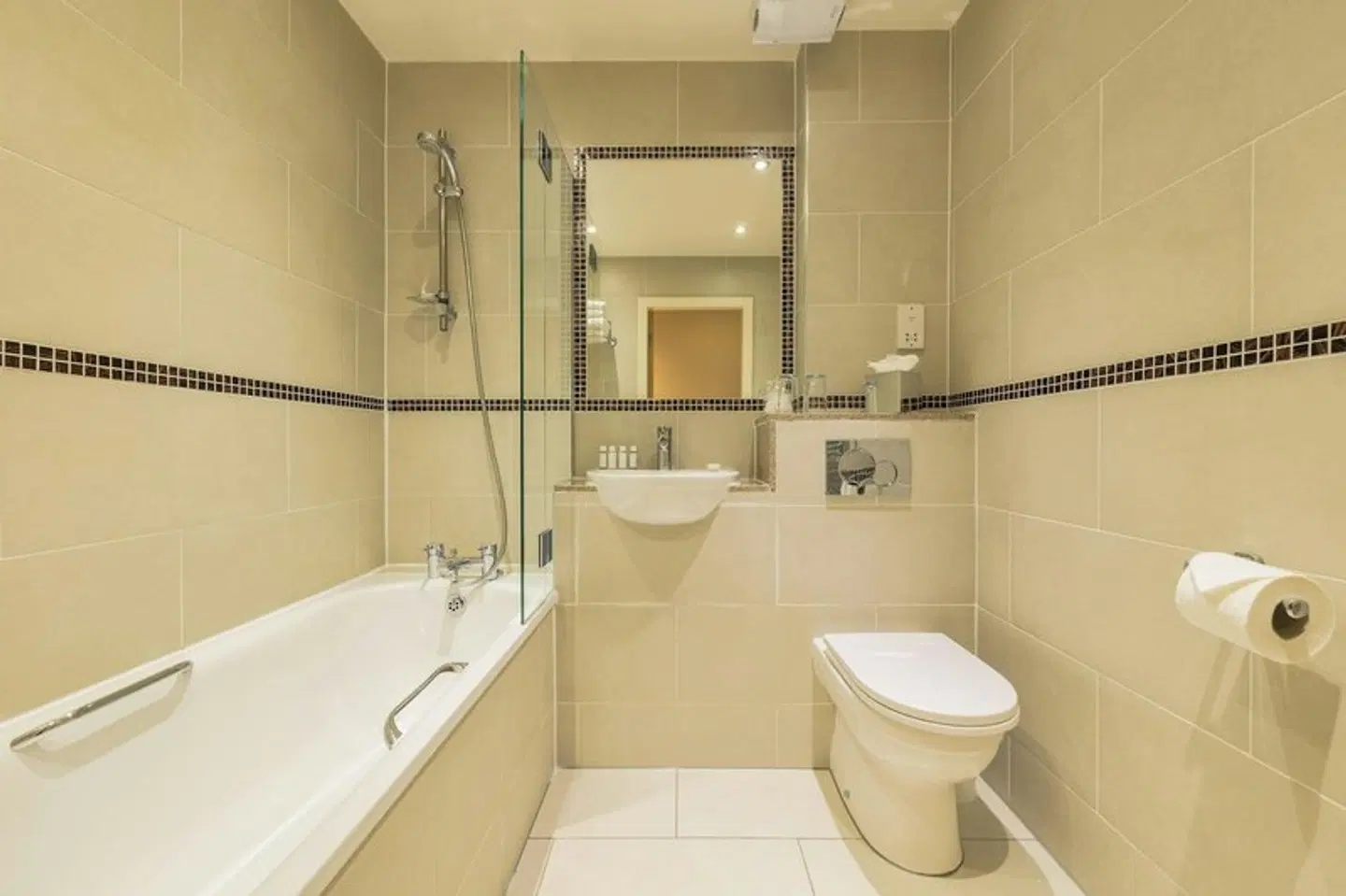 Holyrood Aparthotel Badezimmer