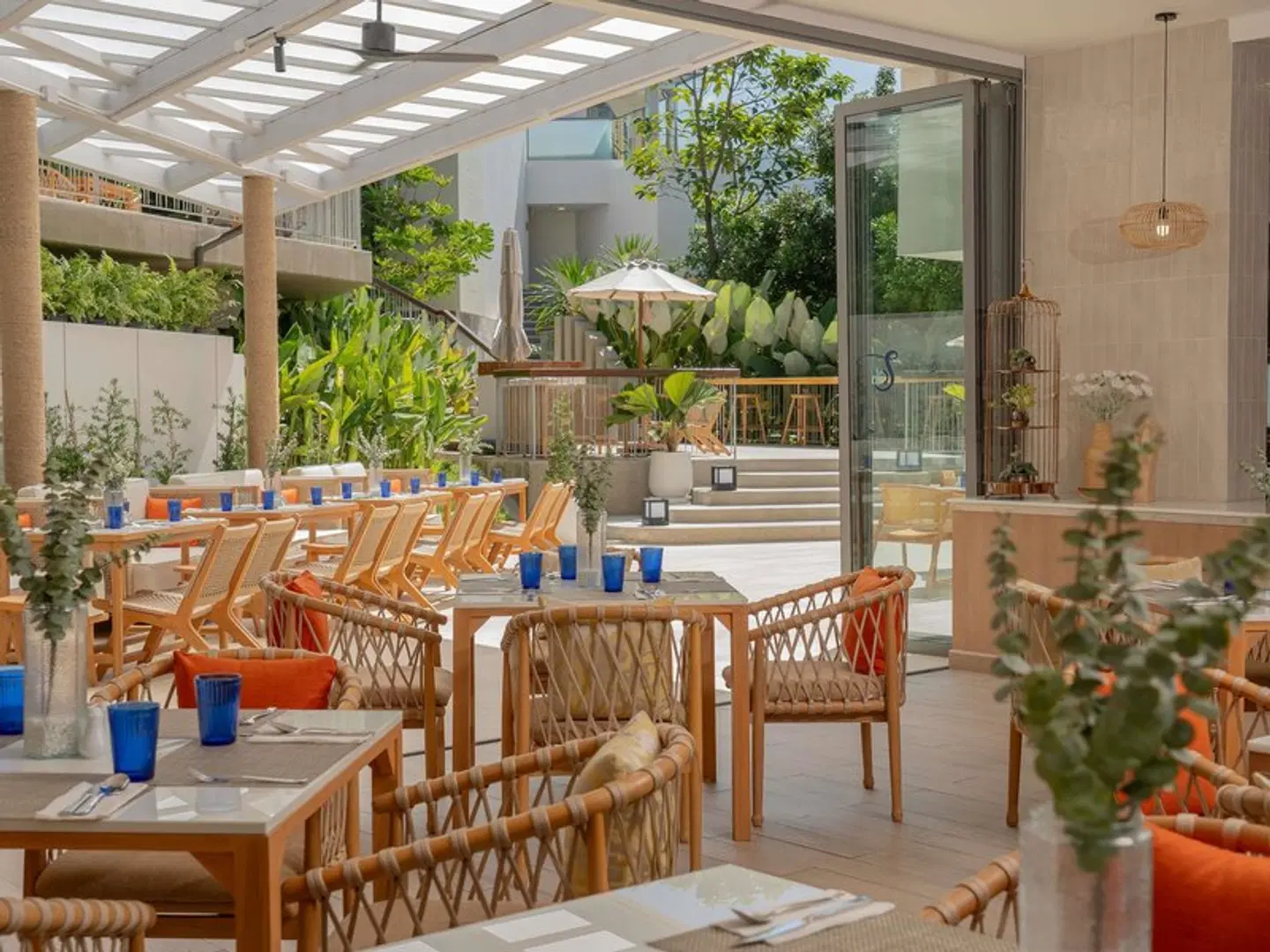 The Andaman Beach Hotel Phuket Terrasse