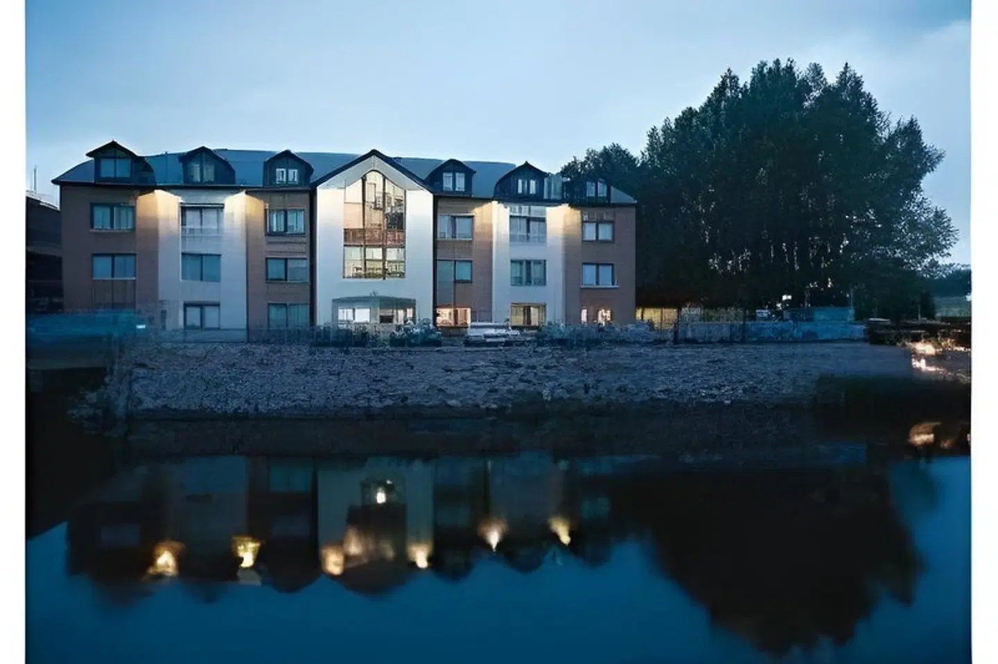 Lancaster Lodge EXTERIOR