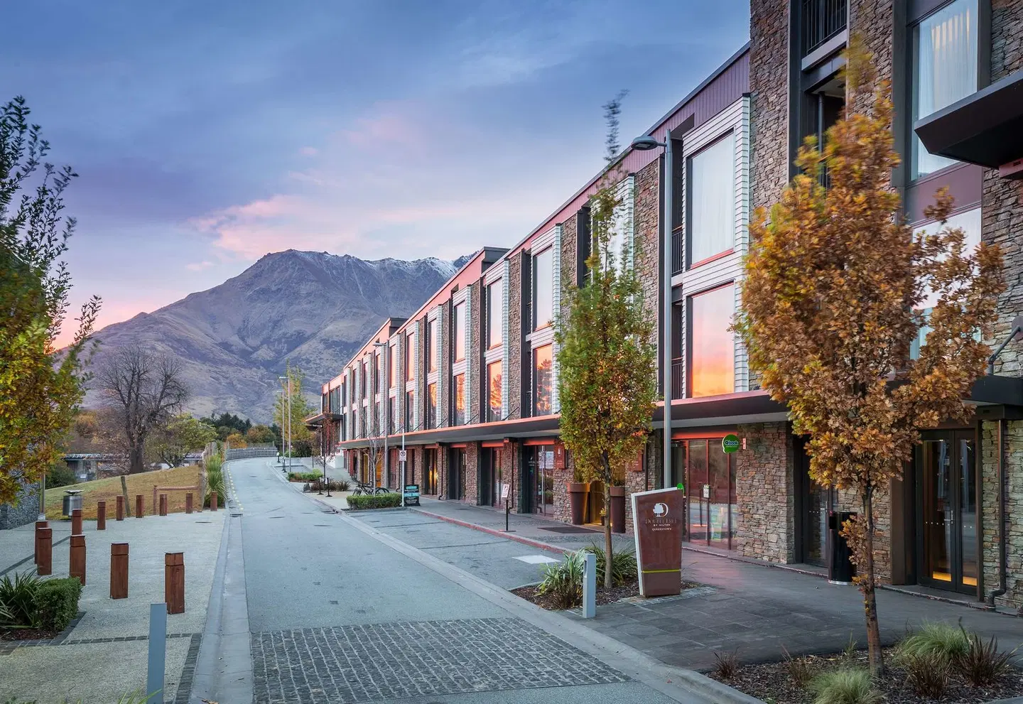 DoubleTree by Hilton Queenstown EXTERIOR