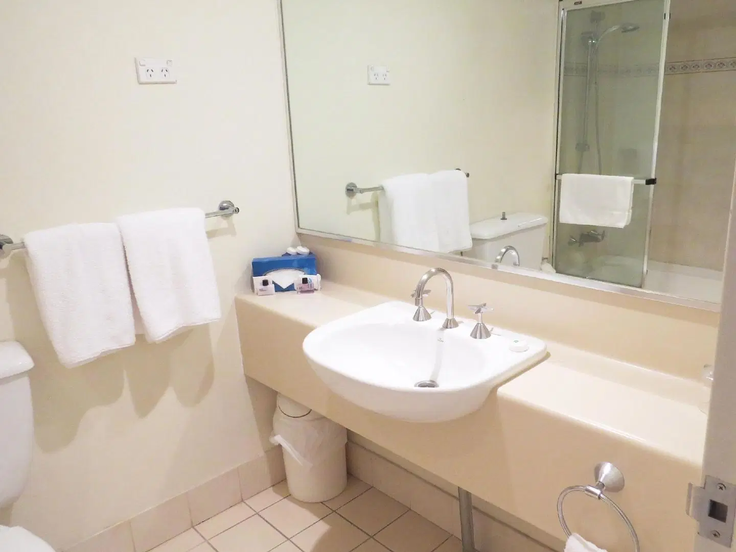 Pennant Hills Waldorf Apartment Hotel Badezimmer