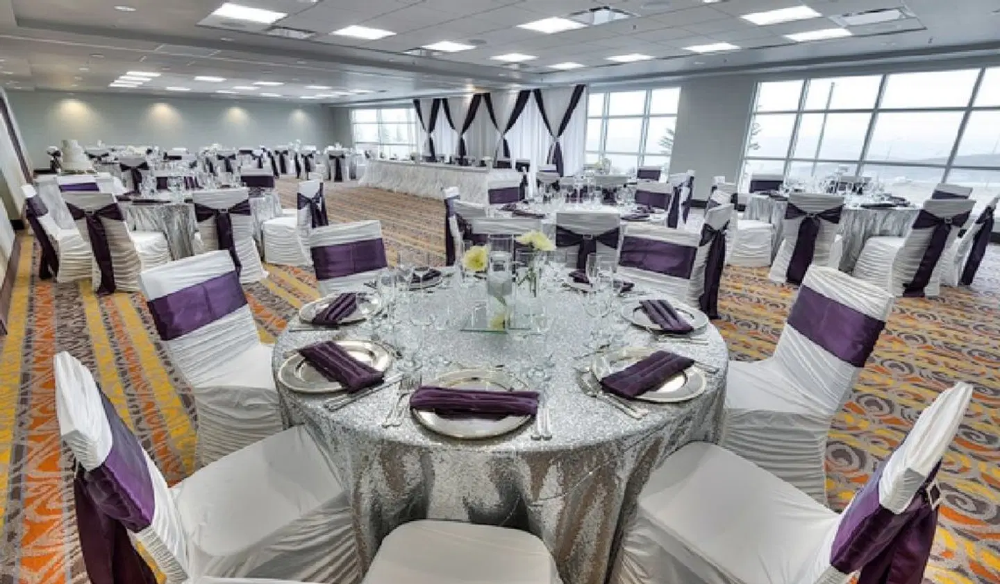 Clique Calgary Airport LOUNGE_LOBBY
