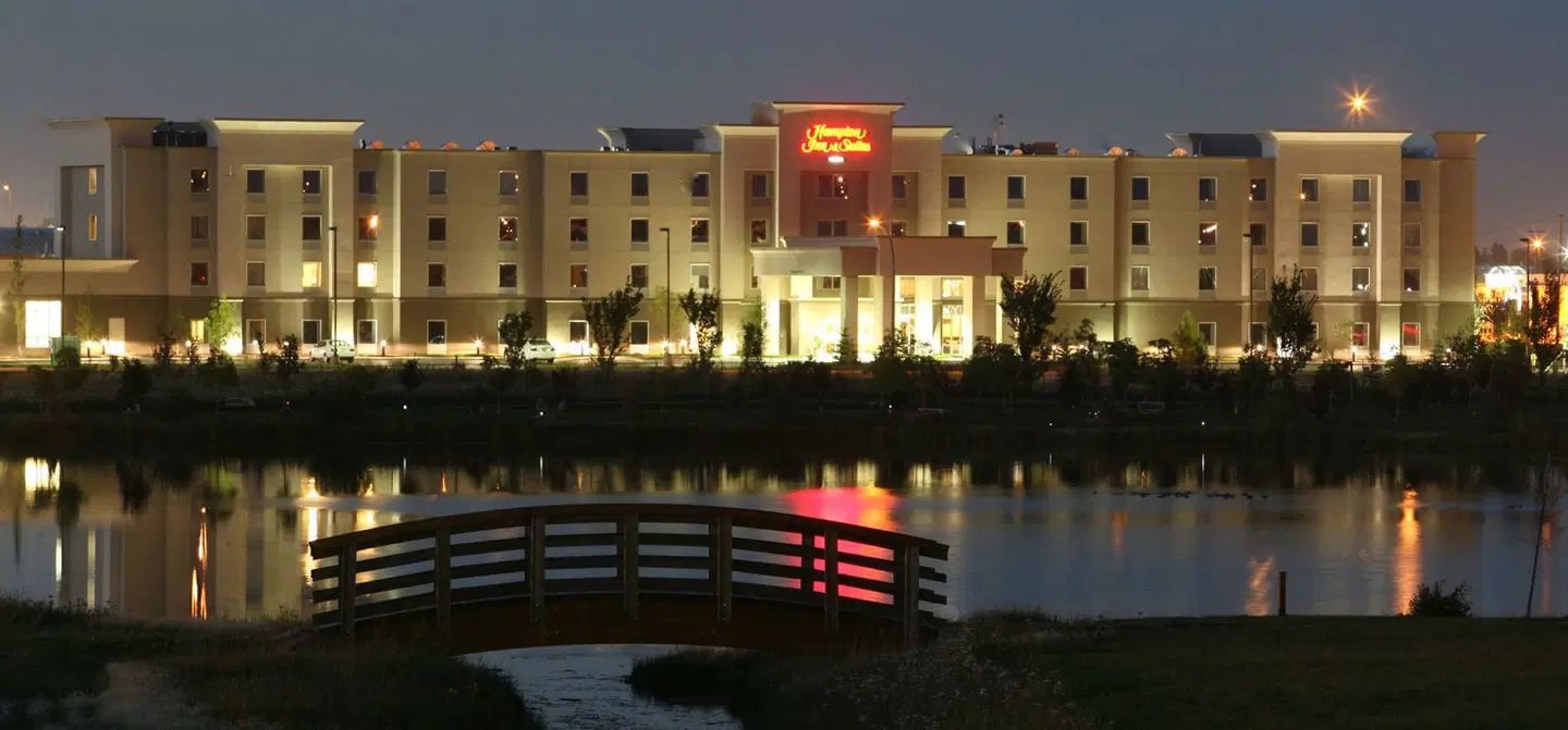 Hampton Inn & Suites by Hilton Red Deer EXTERIOR