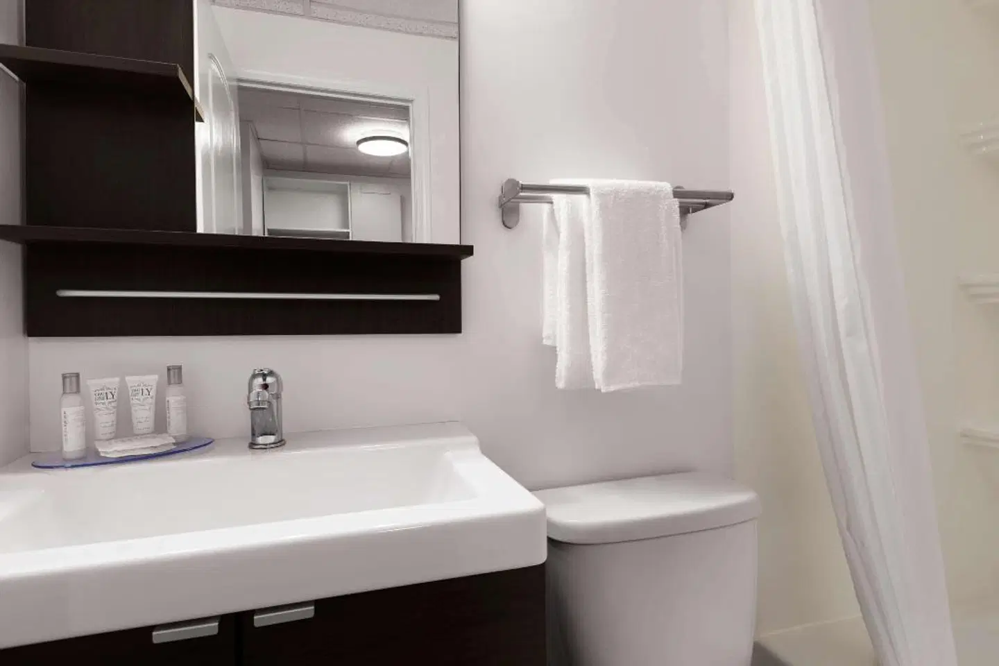 Howard Johnson by Wyndham Grande Prairie Badezimmer