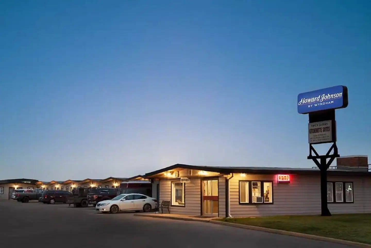 Howard Johnson by Wyndham Grande Prairie EXTERIOR