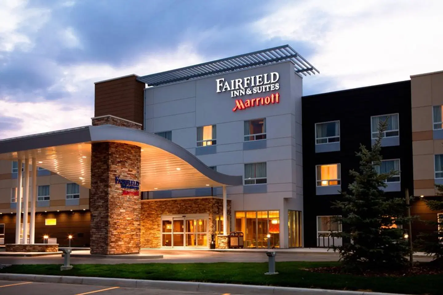 Fairfield Inn & Suites by Marriott Lethbridge EXTERIOR