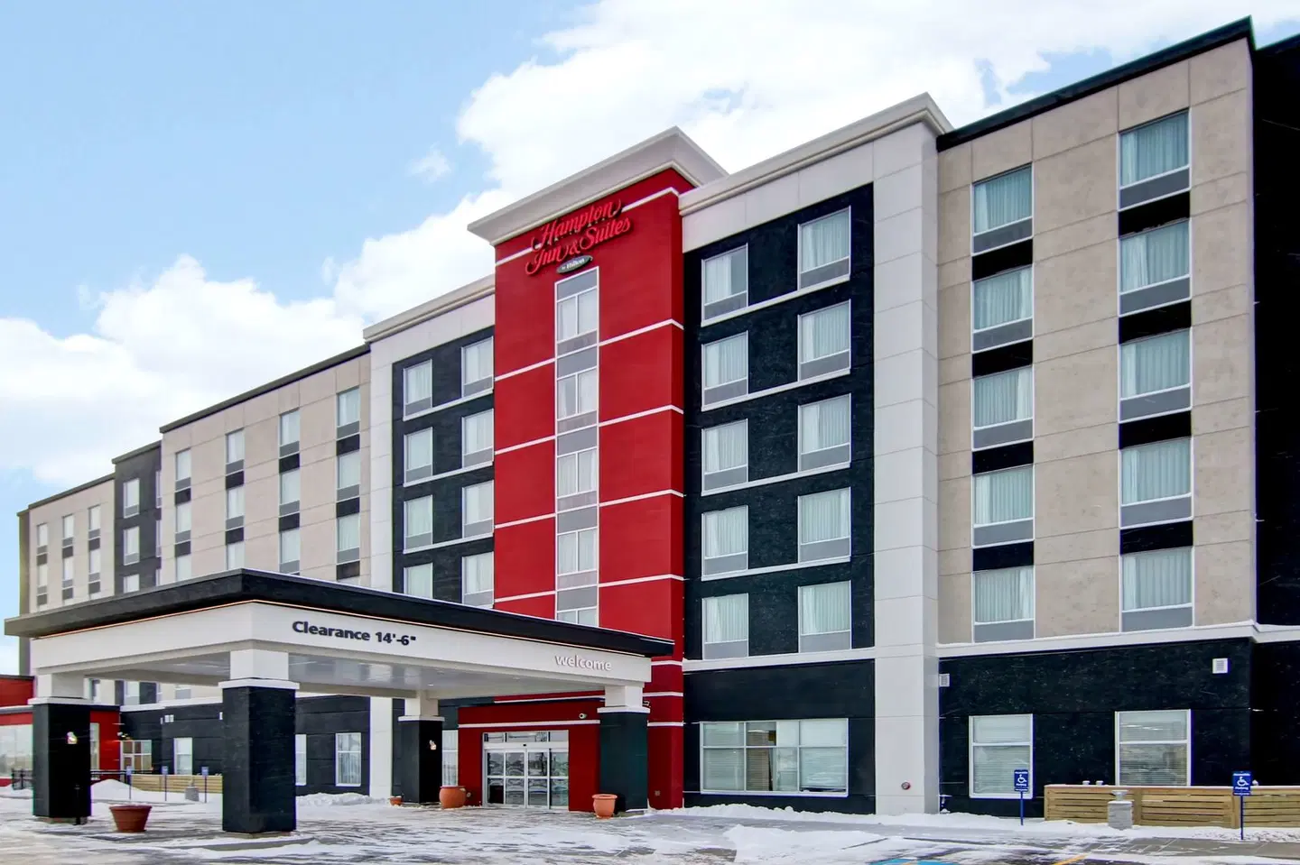 Hampton Inn & Suites by Hilton Grande Prairie EXTERIOR