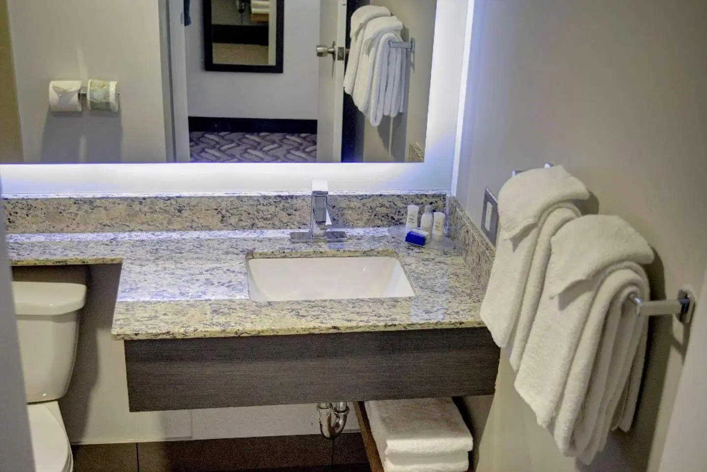 Days Inn by Wyndham Airdrie Badezimmer