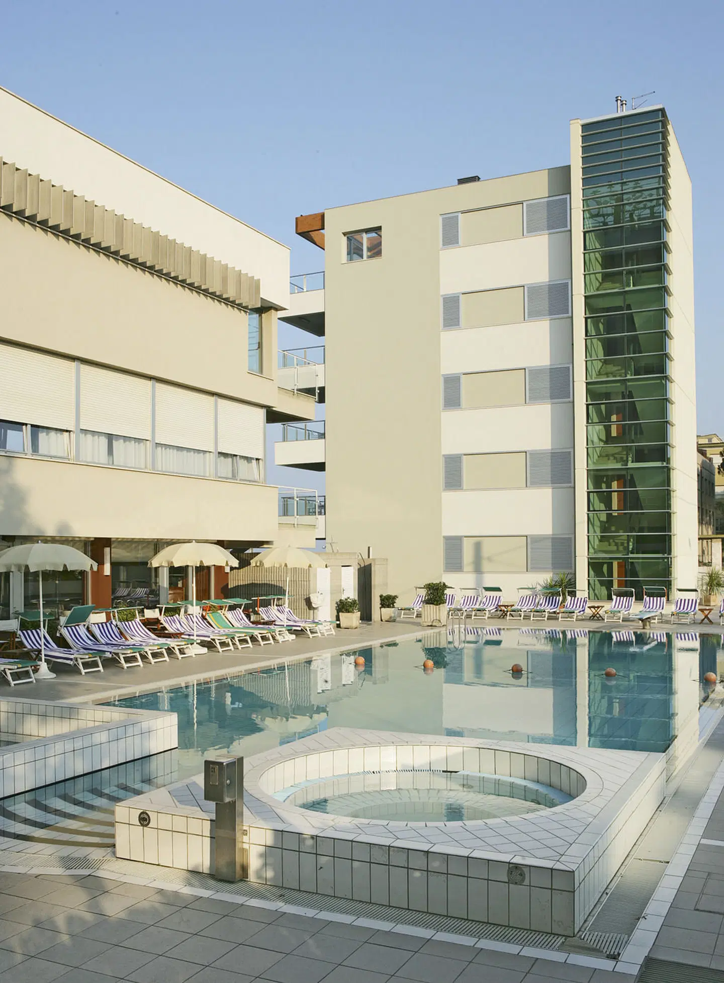 Ascot OUTDOOR_POOL