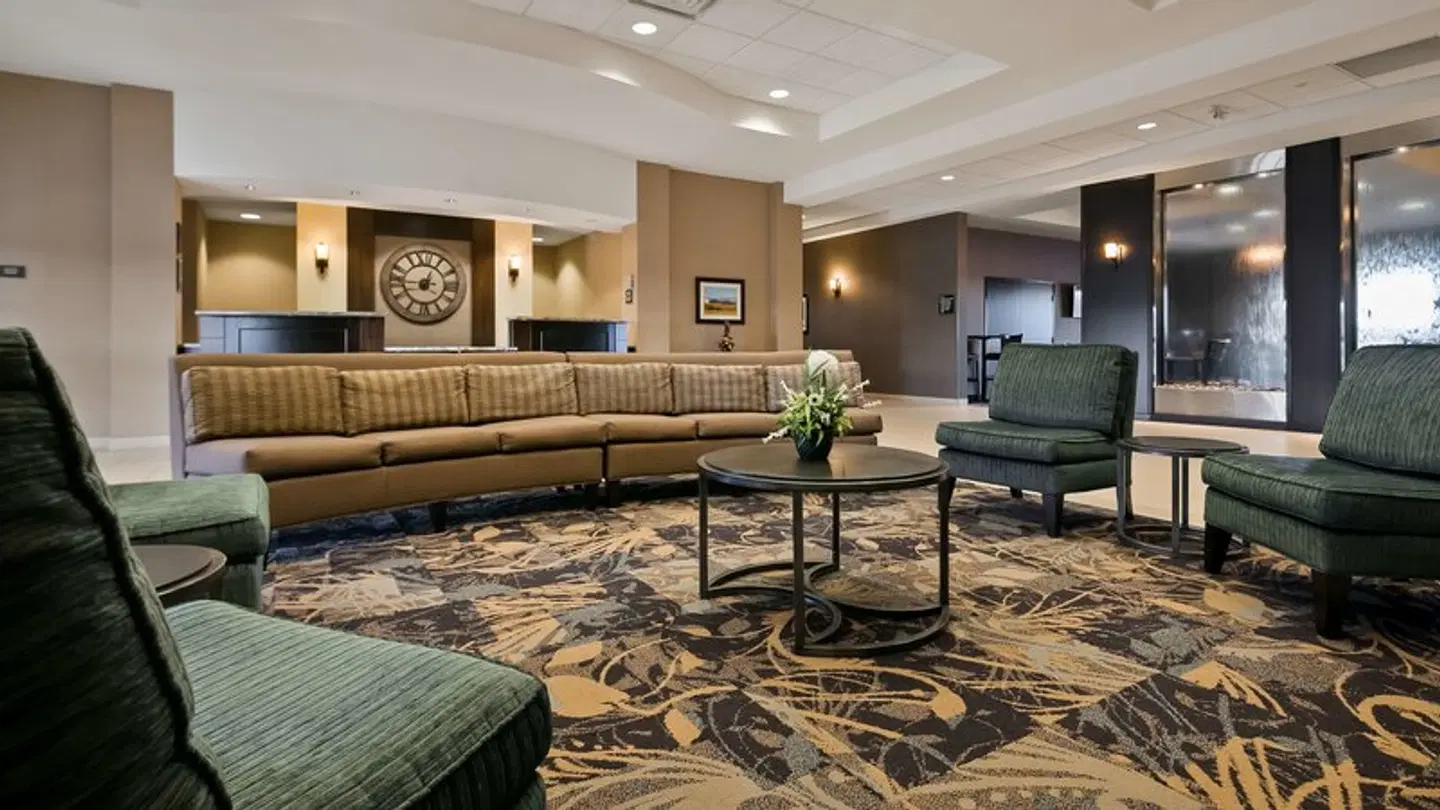 Best Western Plus Okotoks Inn & Suites LOUNGE_LOBBY