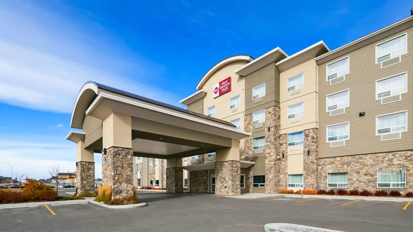 Best Western Plus Okotoks Inn & Suites EXTERIOR