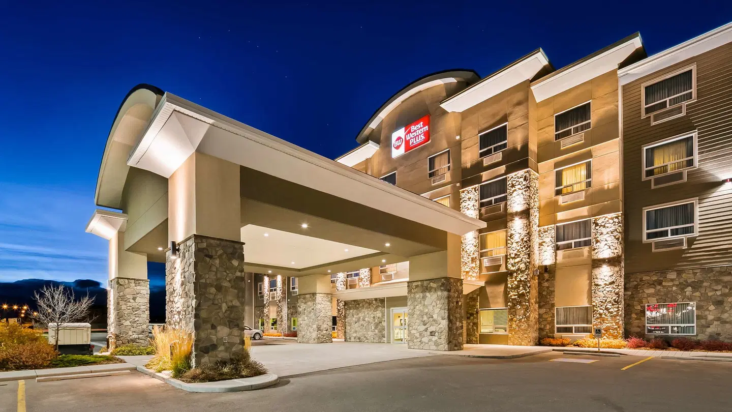 Best Western Plus Okotoks Inn & Suites EXTERIOR