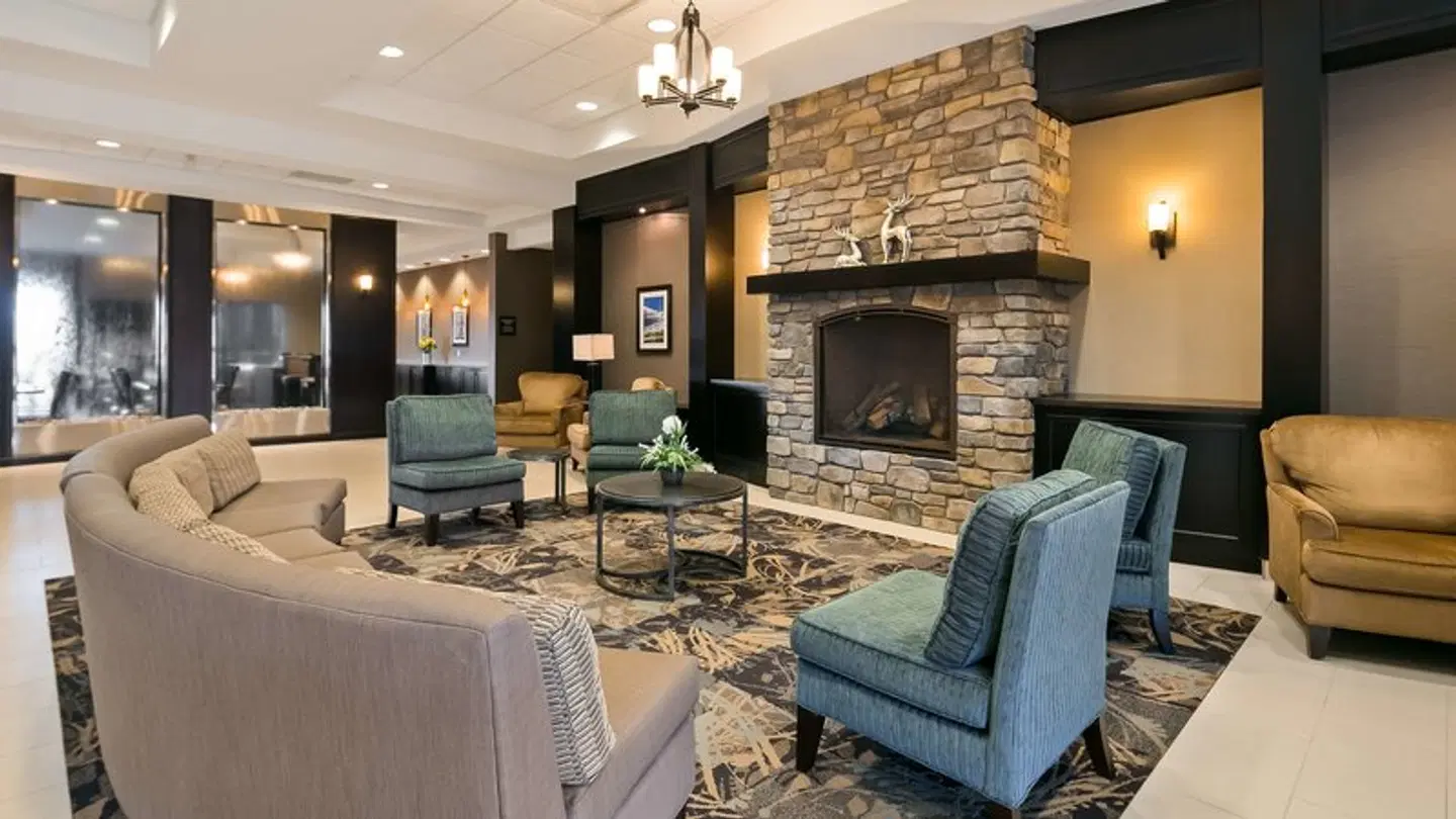 Best Western Plus Okotoks Inn & Suites LOUNGE_LOBBY