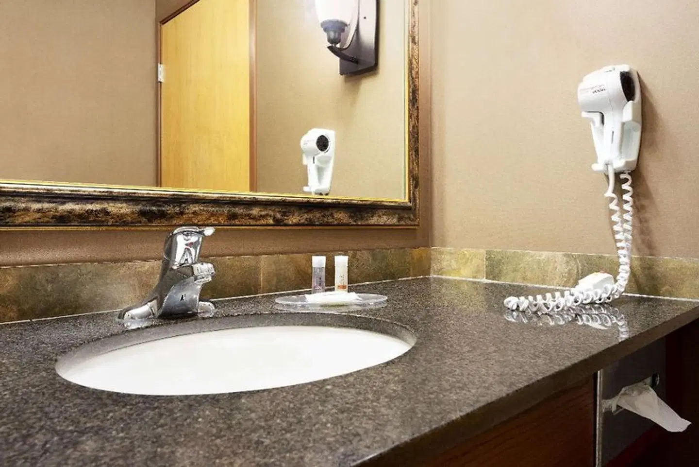 Days Inn and Suites Strathmore Badezimmer