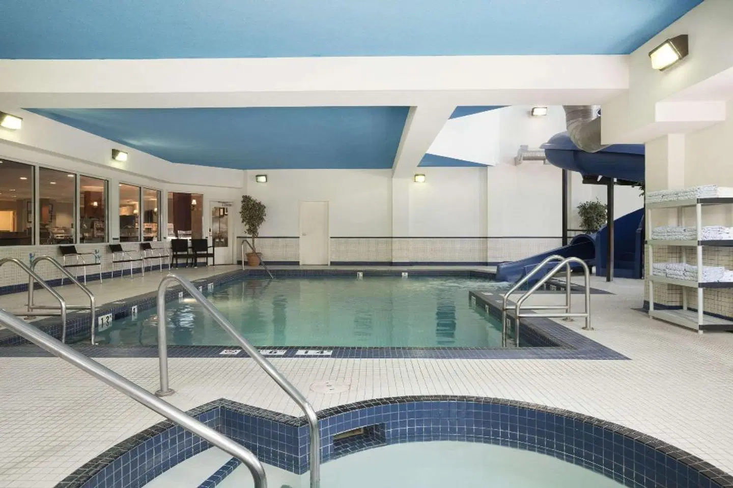 Travelodge by Wyndham Strathmore Hallenbad
