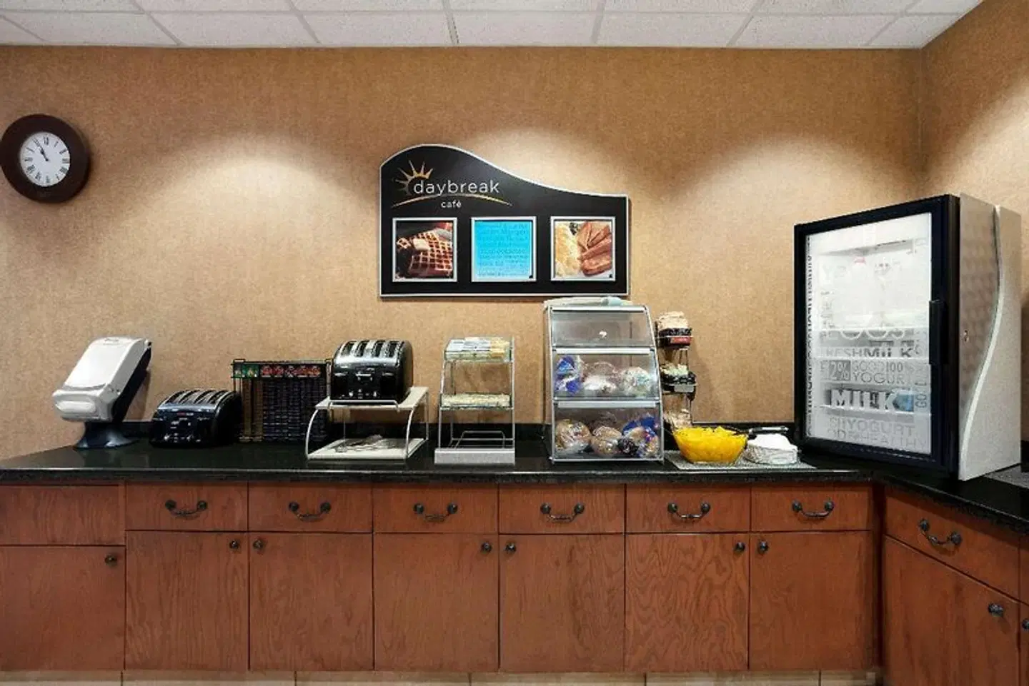 Days Inn and Suites Strathmore Bar