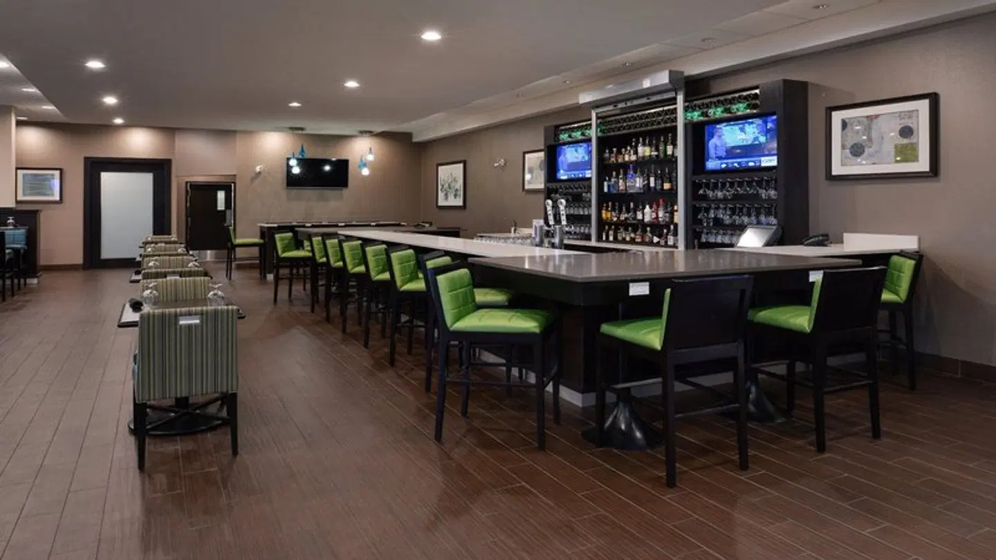 Holiday Inn Express & Suites Edmonton-International Airport by IHG Bar