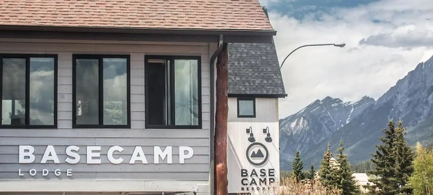 Basecamp Lodge EXTERIOR