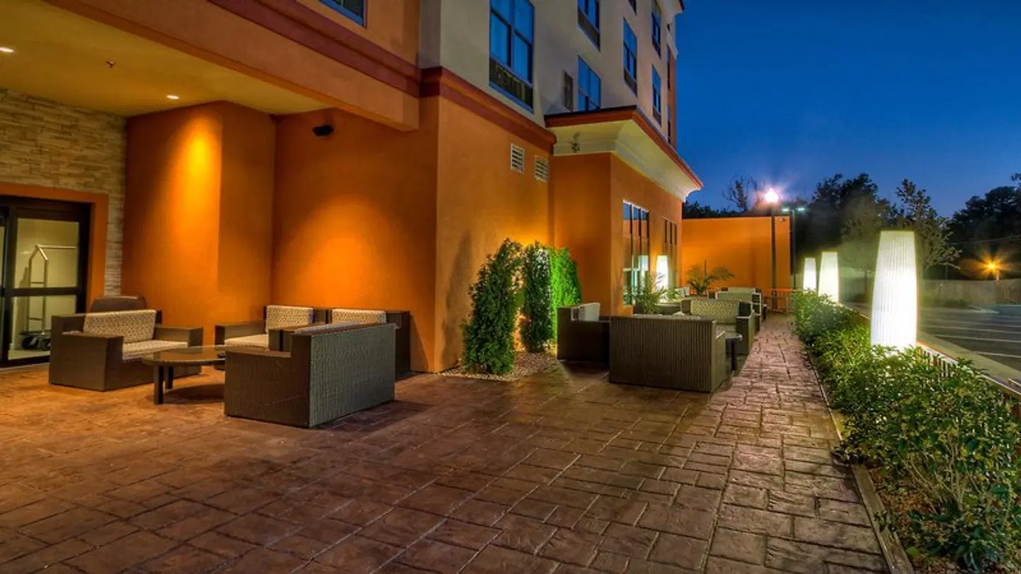 Holiday Inn & Suites Tupelo North by IHG LOUNGE_LOBBY