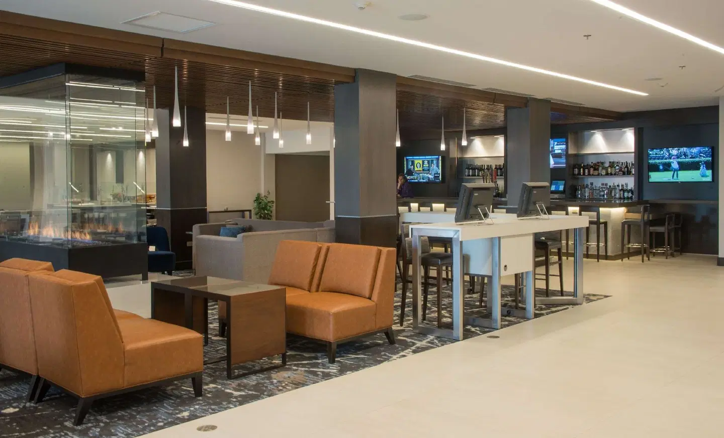 DoubleTree by Hilton Syracuse Bar