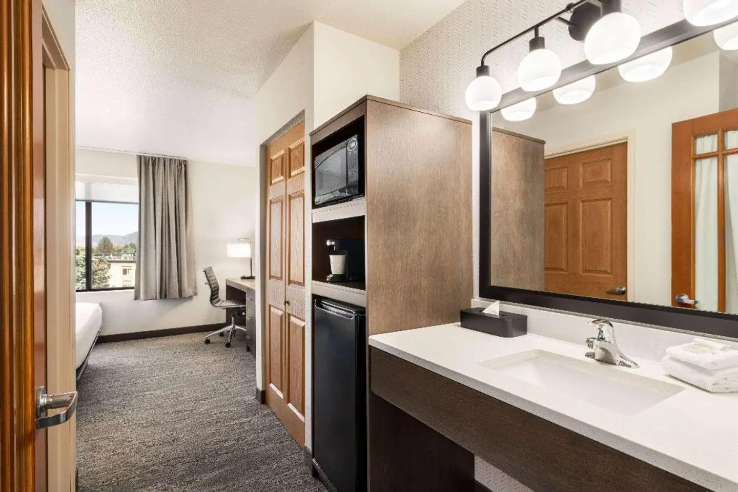 Days Inn & Suites by Wyndham Bozeman Badezimmer