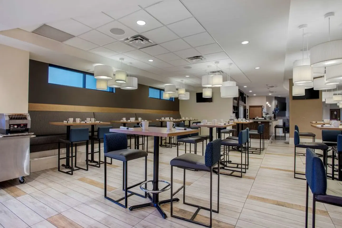 Best Western Plus Sawridge Suites Bar