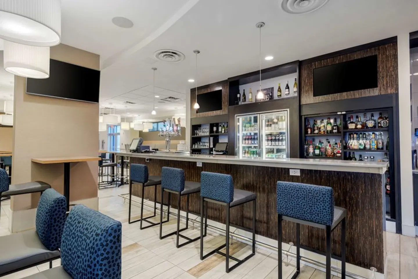Best Western Plus Sawridge Suites Bar