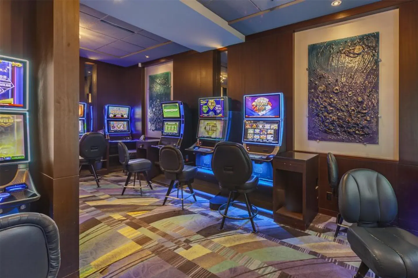 Best Western Cold Lake Inn Bar