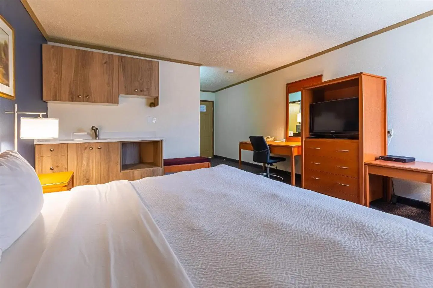 Days Inn by Wyndham Drayton Valley ROOM_EXAMPLE