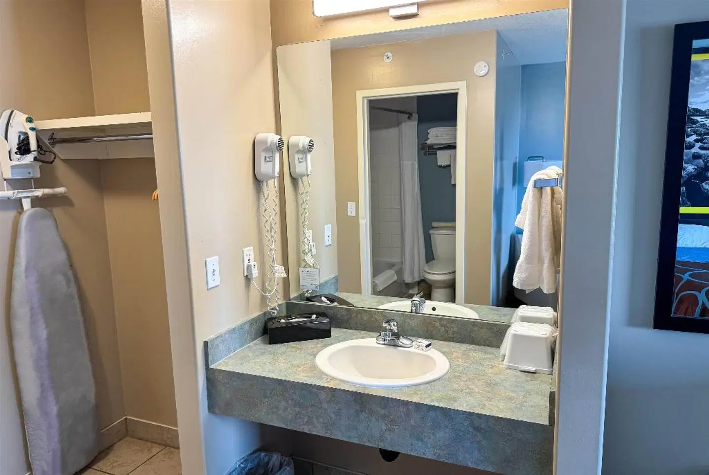 Super 8 by Wyndham Edmonton South Badezimmer