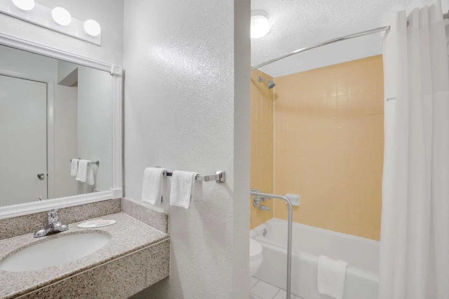 Days Inn by Wyndham Asheville West Badezimmer