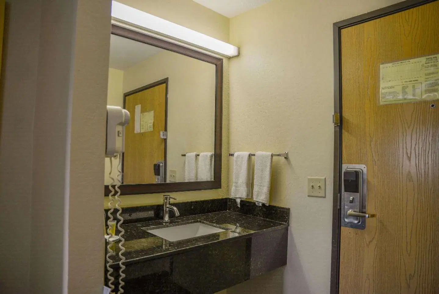 Days Inn by Wyndham Mount Vernon Badezimmer
