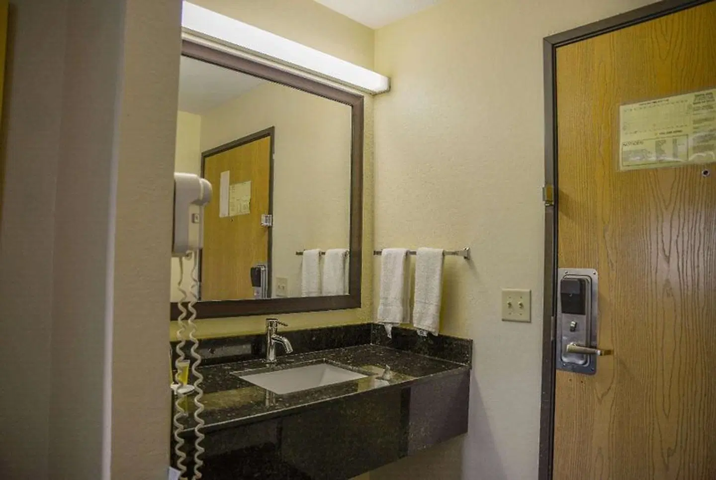 Days Inn by Wyndham Mount Vernon BATHROOM