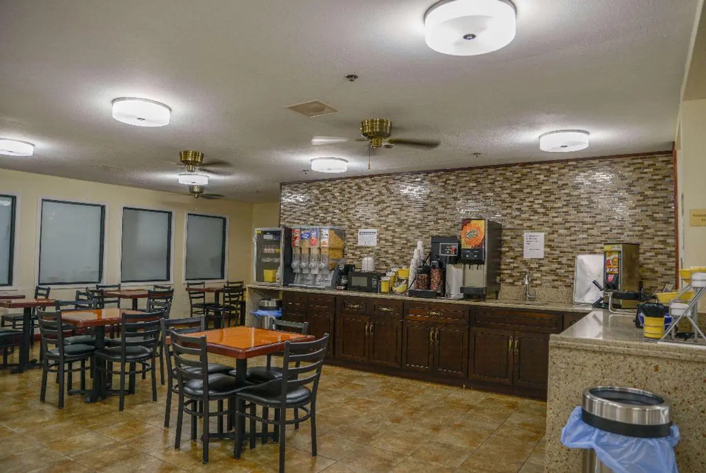 Days Inn by Wyndham Mount Vernon Bar