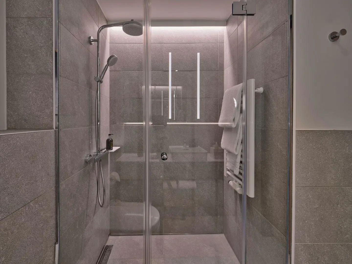 Adina Apartment Hotel Wiesbaden Badezimmer