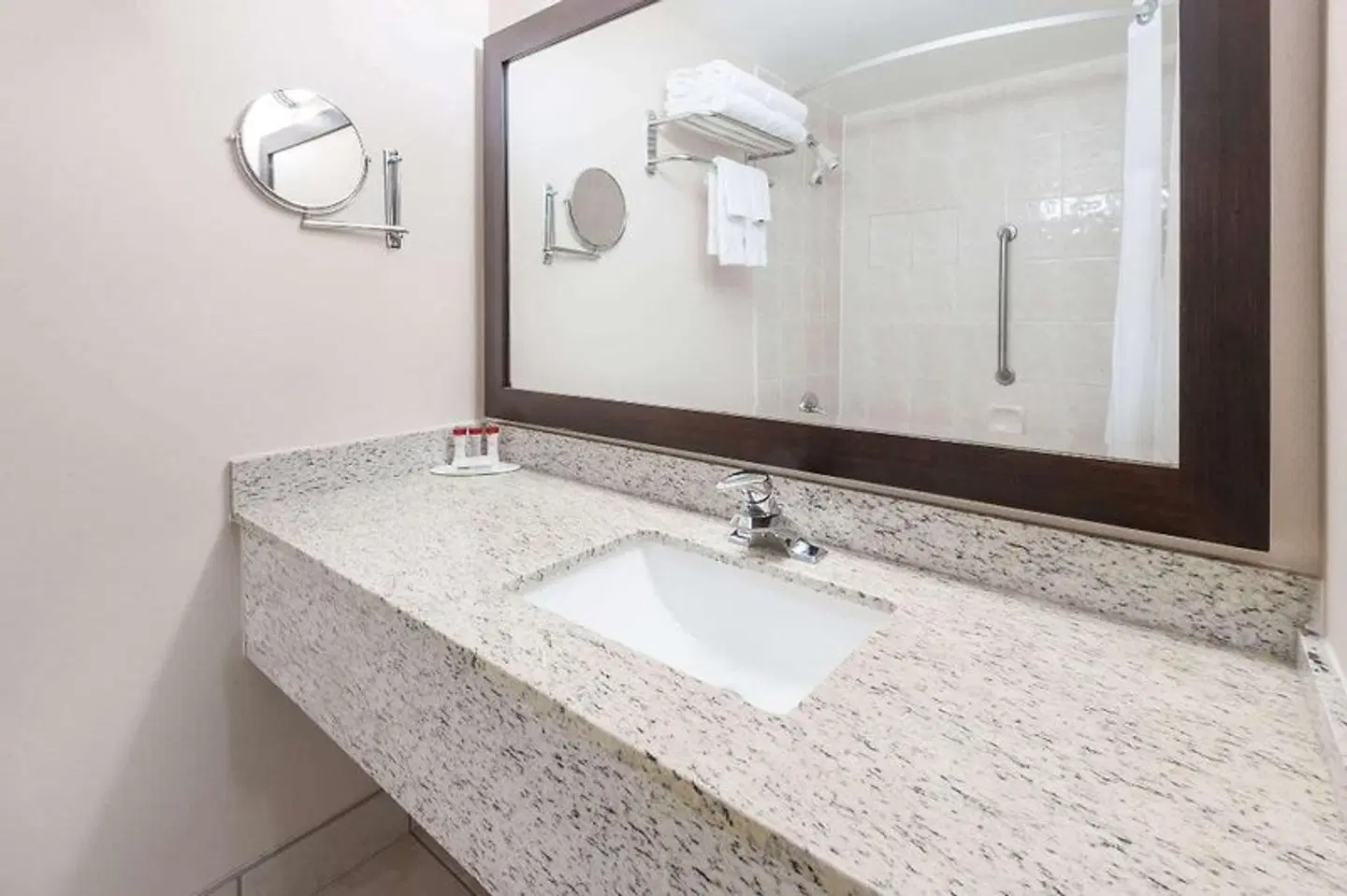 Ramada by Wyndham Edmonton South Badezimmer