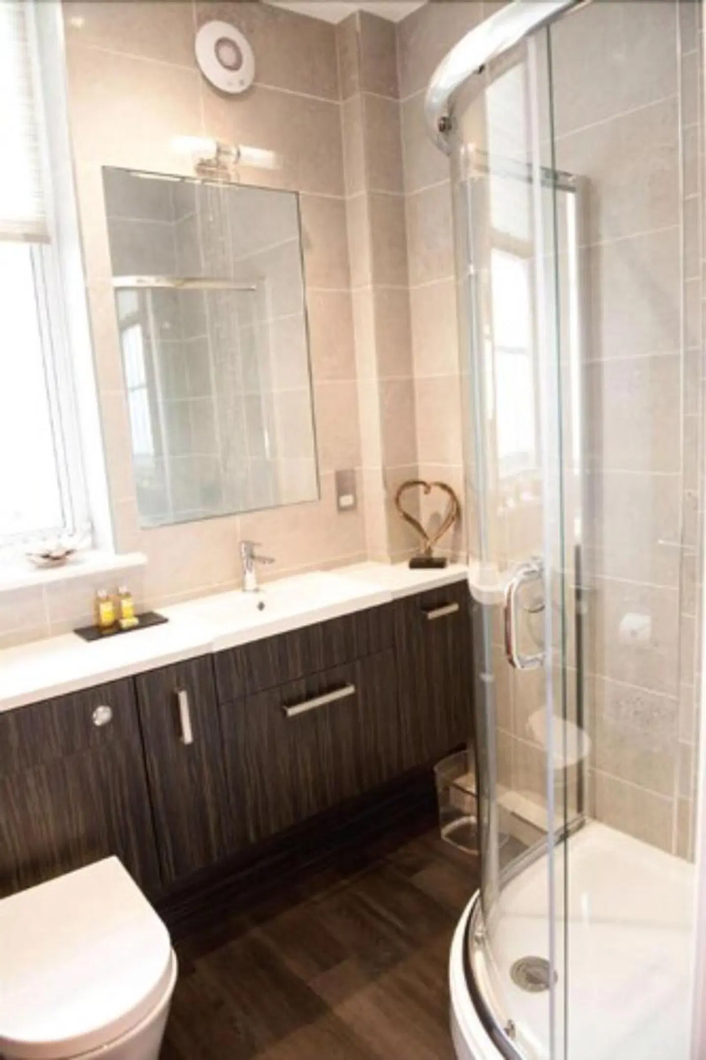 The Halston Aparthotel Badezimmer