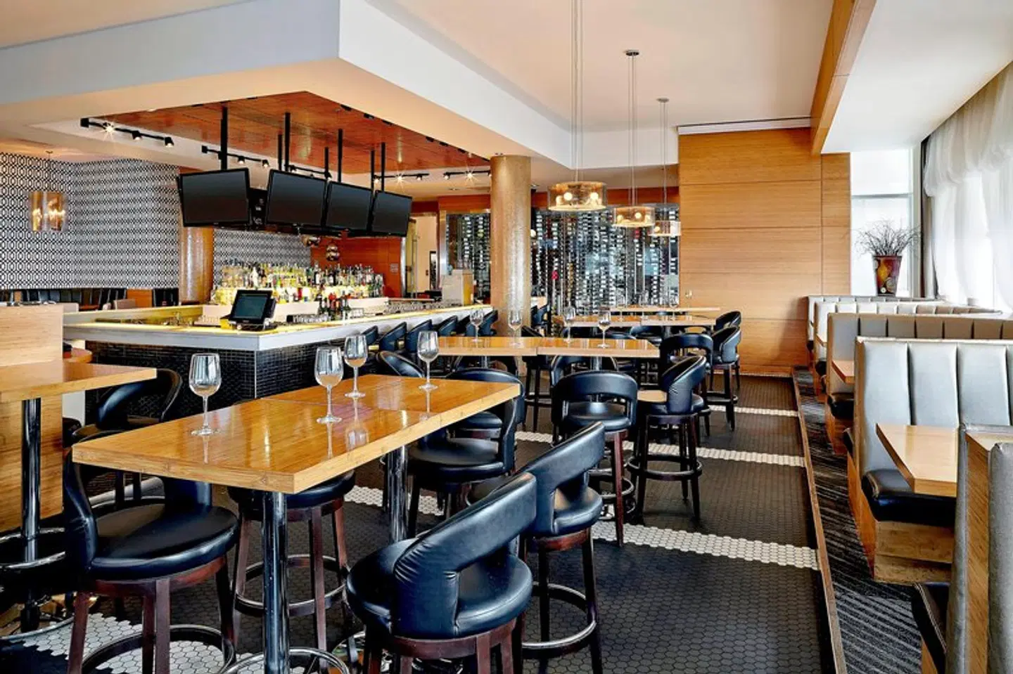 Four Points by Sheraton Calgary Airport Bar