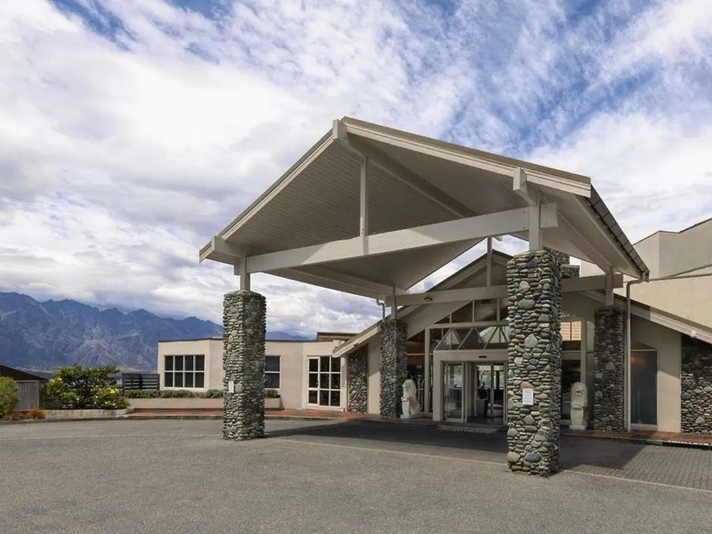 Mercure Queenstown Resort EXTERIOR