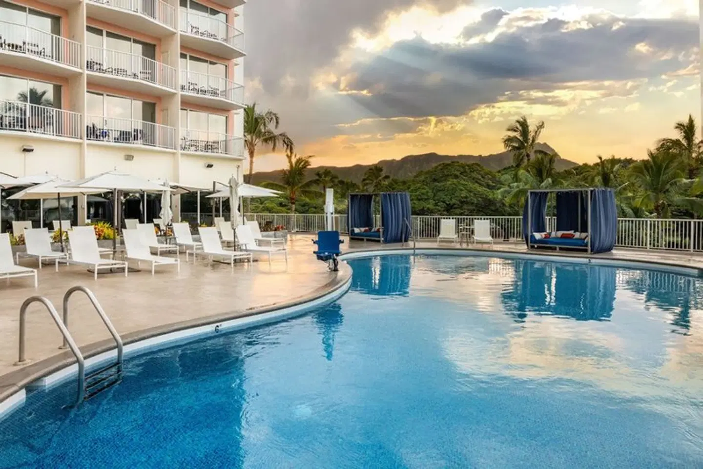 Park Shore Waikiki OUTDOOR_POOL