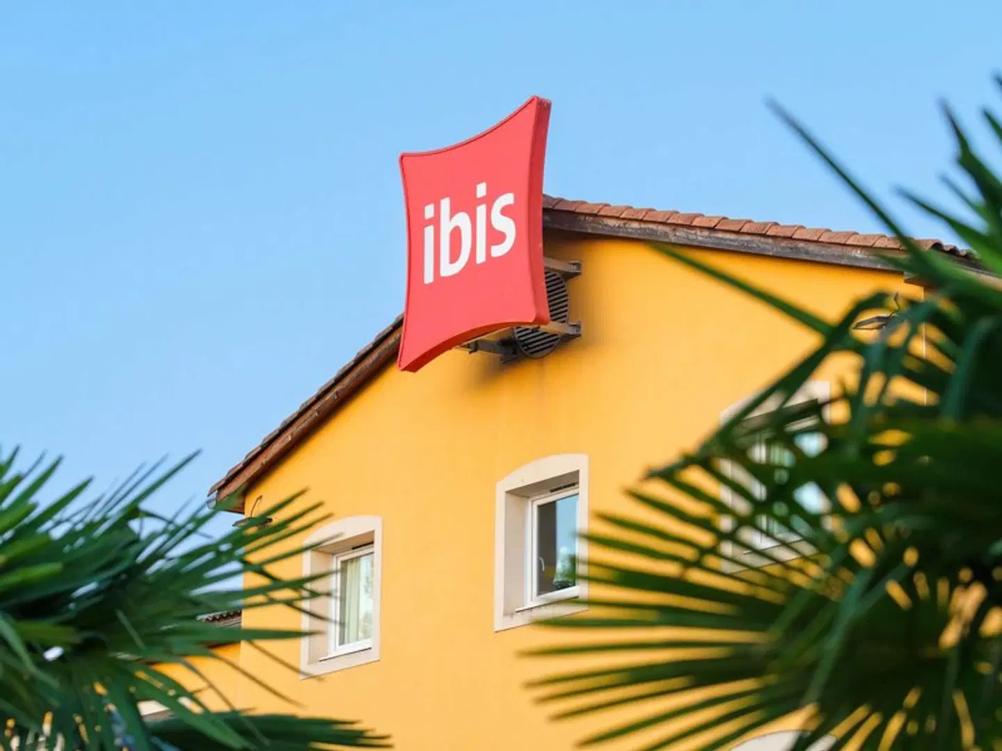 ibis Manosque Cadarache EXTERIOR