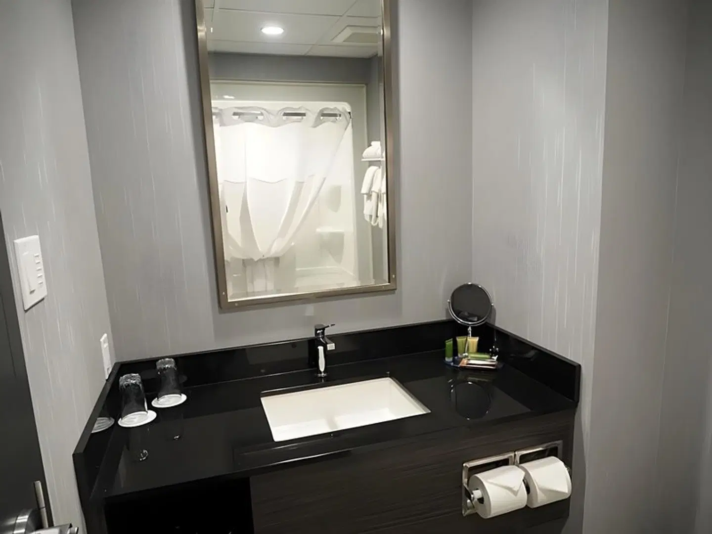 Hôtel & Suites Le Dauphin Québec ROOM_EXAMPLE