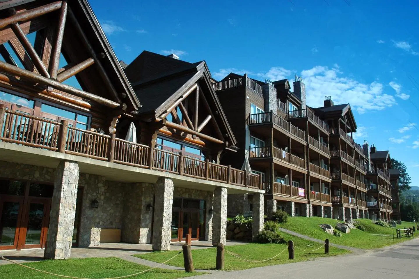 Le Grand Lodge Mont Tremblant EXTERIOR