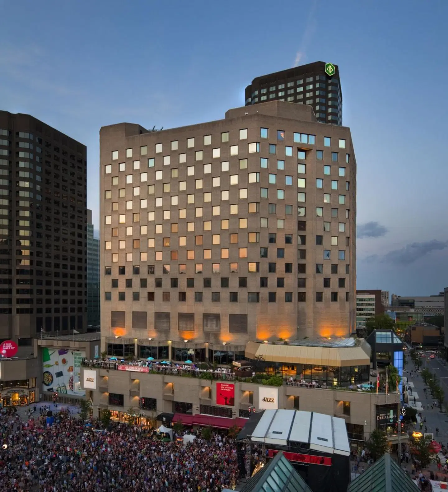 DoubleTree by Hilton Montreal EXTERIOR